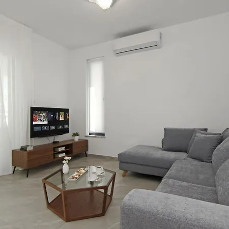 Queen Valeria Протарас