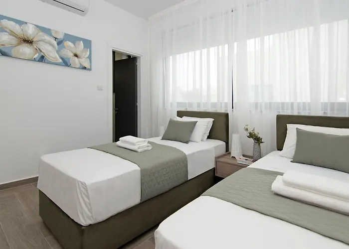 Queen Valeria * Protaras