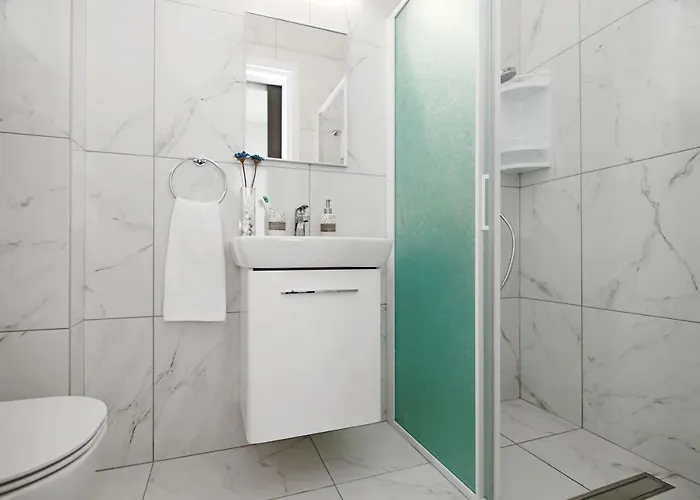 Queen Valeria Vilă *